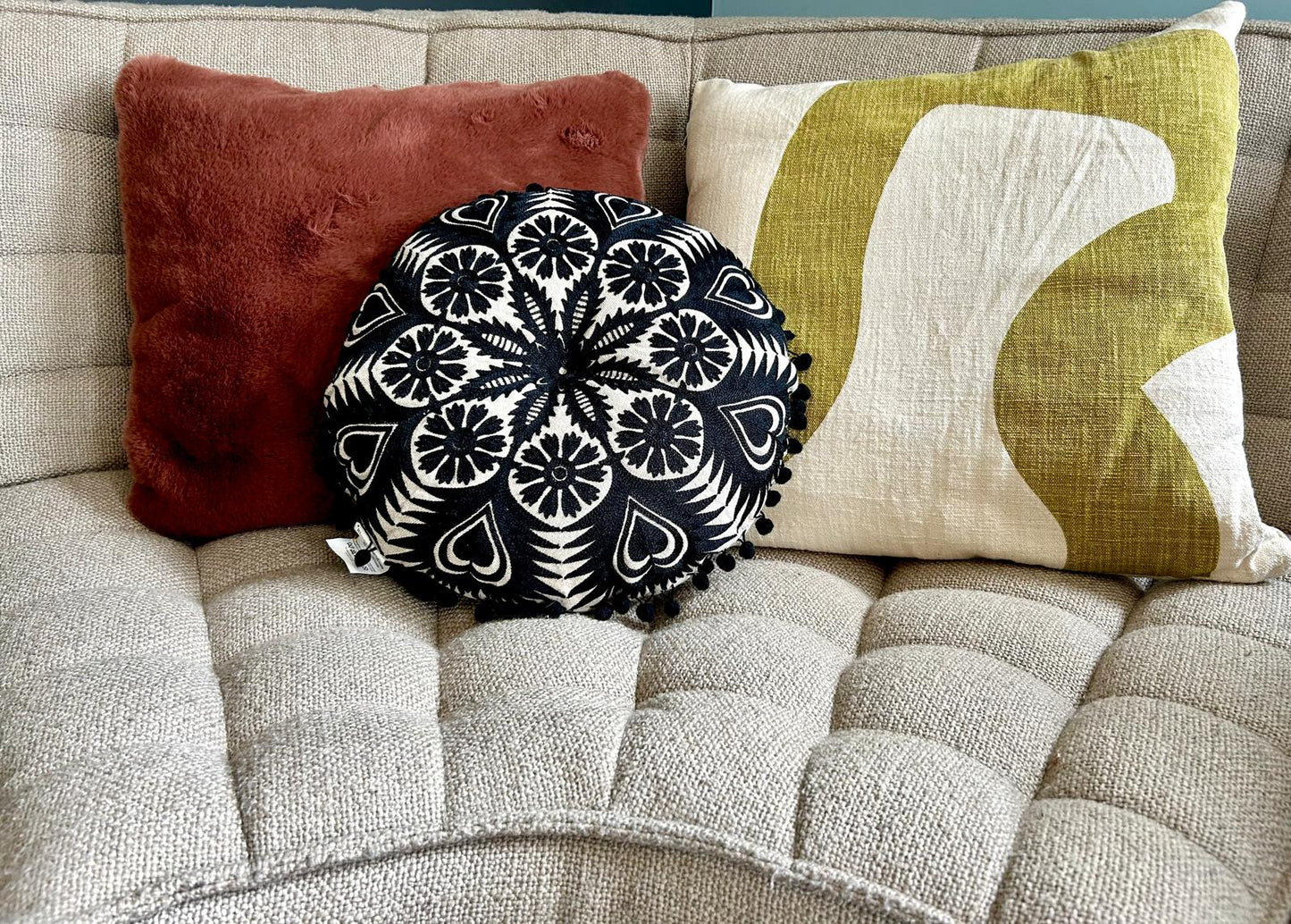 Coussin rond noir et blanc