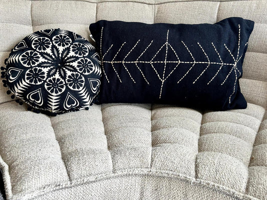 Coussin noir brodé en coton 40x70cm