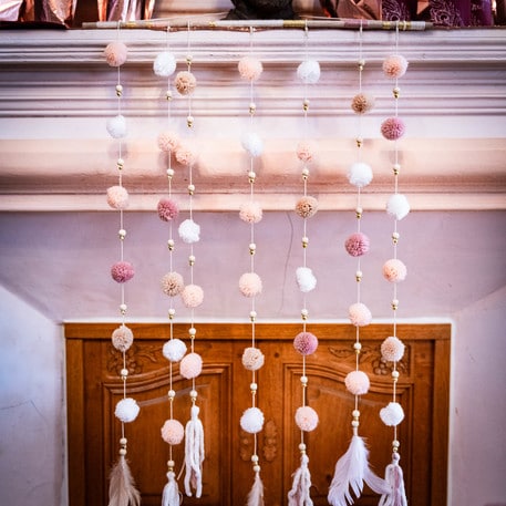 Guirlande pompons et plumes rose poudré