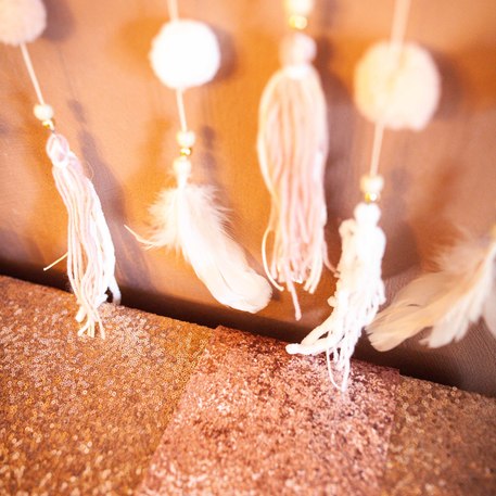 Guirlande pompons et plumes rose poudré