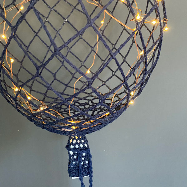 Ballon en crochet lumineux bleu marine Petit modèle