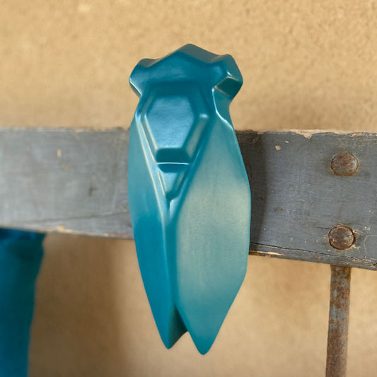 Grande cigale artisanale en faïence, couleur Bleu canard